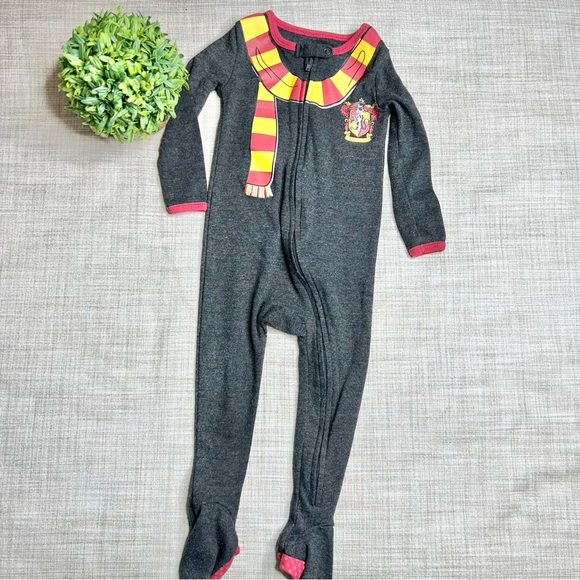 Harry Potter/ Gryffindor/ Hogwarts onesie, pjs, sweatshirt bundle, 9-18 months - Picture 6 of 8